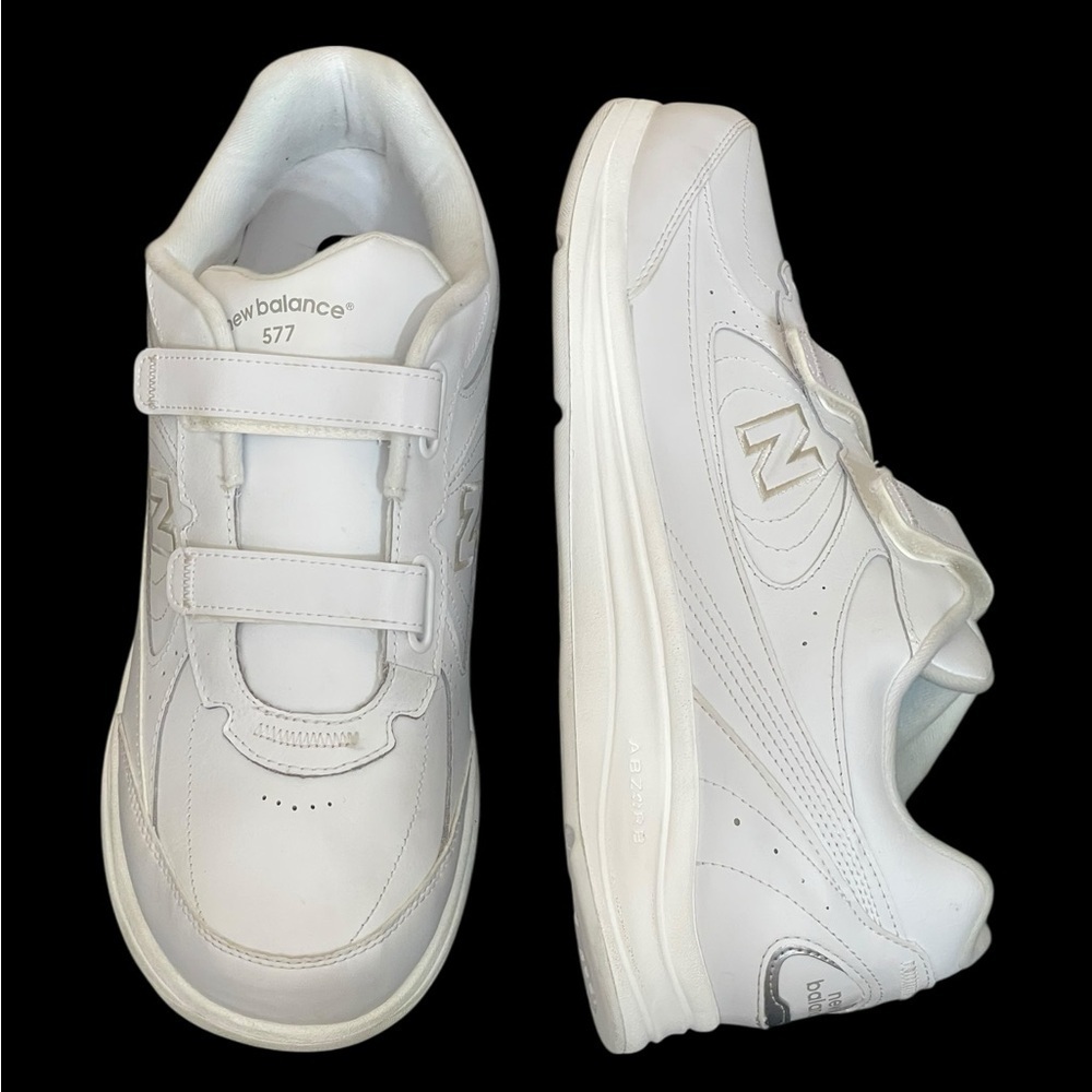 New Balance 4E577VWTriple
White size 13 Men